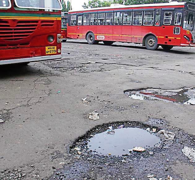 Potholes outside Bandra bus depot on Wednesday.(Pramod Thakur/HT Photo)