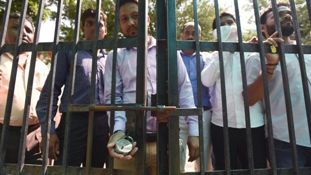 Contractual employees of the Noida authority on Wednesday locked the authority’s offices in Sectors 5, 19, 20 and 39, demanding that they be employed directly and given benefits. (Virendra Singh Gosain/HT Photo) Contractual employees of the Noida authority on Wednesday locked the authority’s offices in Sectors 5, 19, 20 and 39, demanding that they be employed directly and given benefits. (Virendra Singh Gosain/HT Photo)