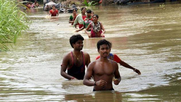 People move to safer places after flood waters submerged their village in Udaynarayanpur in Howrah district of West Bengal on Thursday. (PTI) People move to safer places after flood waters submerged their village in Udaynarayanpur in Howrah district of West Bengal on Thursday. (PTI)