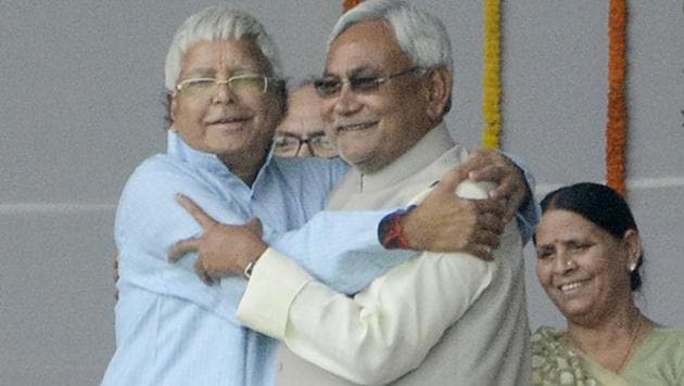 Lalu Yadav with Nitish Kumar during the oath taking ceremony in November 2015.(HT File Photo)