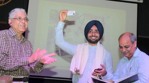 Satinder Sartaj showing his old PU identity card VC declares Satinder Sartaaj the brand ambassador of PU (HT Photo)