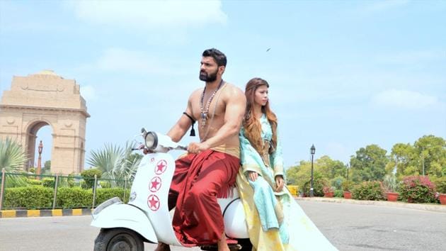 Bad met evil, instantly clicked and decided to go on a Delhi Darshan on a scooter! Bhallaladeva with Cersei Lannister on the pillion, wearing a bell sleeved gown by Anu PD made for quite a sight for baffled onlookers. (Photo: shara ashraf/ht; styling: shara ashraf & akshay kaushal)