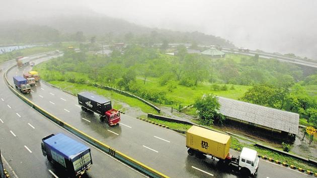 The expressway has three lanes on each side.(File)