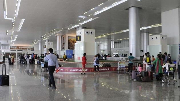 Sources said gold foil was found wrapped around the tiffin boxes, covered with white tape on the outside. Customs first got the lead from the tiffin boxes. (Representative Image/HT Photo) Sources said gold foil was found wrapped around the tiffin boxes, covered with white tape on the outside. Customs first got the lead from the tiffin boxes. (Representative Image/HT Photo)