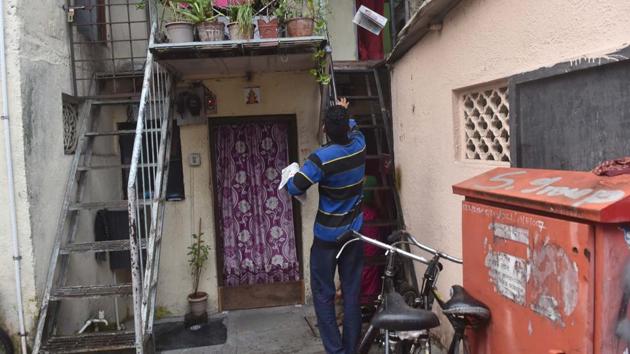 Akshay Mare distributes newspapers in the slum area at Dandekar bridge in Pune.(Pratham Gokhale/HT PHOTO)
