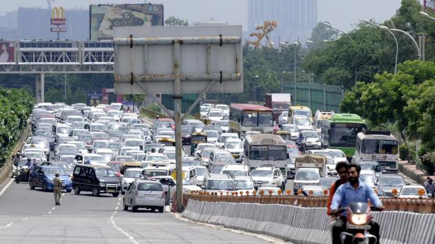 The teachers’ protest led to a huge jam on the Delhi-Noida Link Road and Noida-Greater Noida Expressway.(Sunil Ghosh/HT Photo)