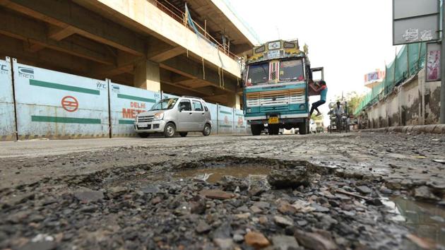 Usually, it takes a commuter 10-15 minutes to reach the national highway from the Sector 61 intersection but the dilapidated condition of roads causes snarls. (Virendra Singh Gosain/HT PHOTO) Usually, it takes a commuter 10-15 minutes to reach the national highway from the Sector 61 intersection but the dilapidated condition of roads causes snarls. (Virendra Singh Gosain/HT PHOTO)