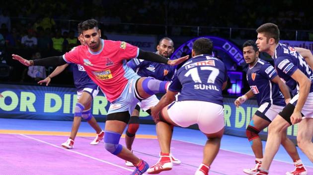 Dabang Delhi managed to come out on top in a tight match against Jaipur Pink Panthers in the Pro Kabaddi League.(HT Photo)