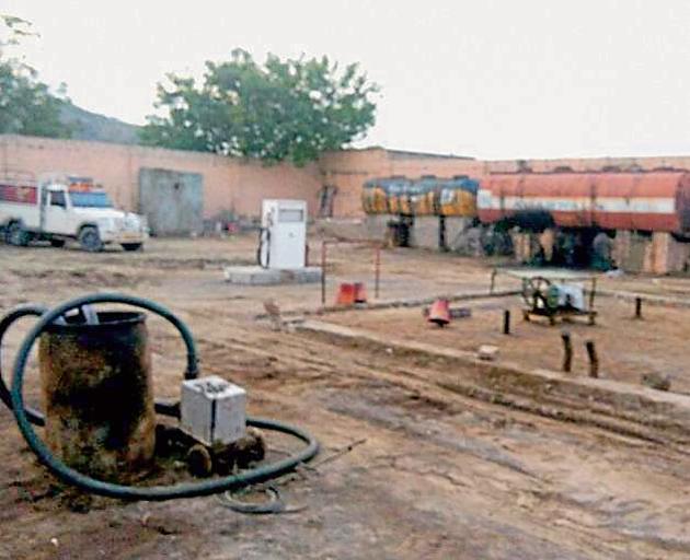 A theft of nearly 15,000-20,000-litre crude worth ₹3 lakh was taking place from the Cairn India’s oilfield in Barmer everyday for the past six years, police said. (HT File) A theft of nearly 15,000-20,000-litre crude worth ₹3 lakh was taking place from the Cairn India’s oilfield in Barmer everyday for the past six years, police said. (HT File)