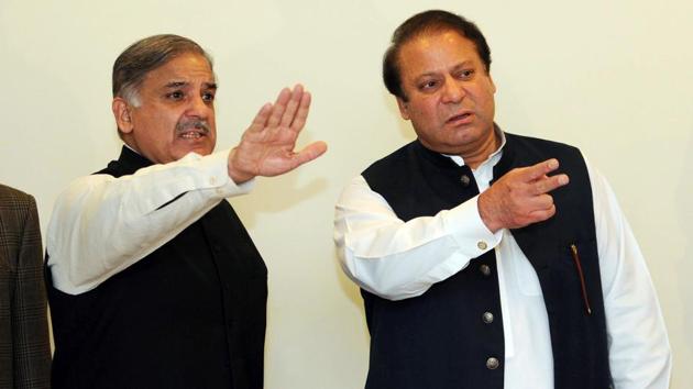 Former Pakistani prime minister Nawaz Sharif (right) with his brother Shehbaz Sharif at a press conference in Lahore in February 2009.(AFP File)