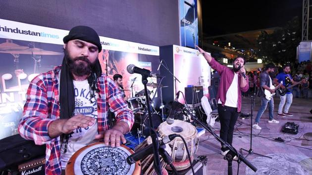 People enjoy the performance of NCR-based corporate band, Rangreza, which played Sufi numbers and Bollywood chartbusters. (Sanjeev Verma/HT PHOTO) People enjoy the performance of NCR-based corporate band, Rangreza, which played Sufi numbers and Bollywood chartbusters. (Sanjeev Verma/HT PHOTO)