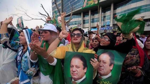 Supporters of Pakistan's Prime Minister Nawaz Sharif in Lahore on July 28, 2017.(Reuters) Supporters of Pakistan's Prime Minister Nawaz Sharif in Lahore on July 28, 2017.(Reuters)