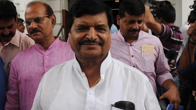 Senior SP leader Shivpal Yadav has been repeatedly asking Akhilesh Yadav to hand over the reins of the party to his father Mulayam Singh Yadav to avert a split. (Subhankar Chakraborty/HT PHOTO) Senior SP leader Shivpal Yadav has been repeatedly asking Akhilesh Yadav to hand over the reins of the party to his father Mulayam Singh Yadav to avert a split. (Subhankar Chakraborty/HT PHOTO)