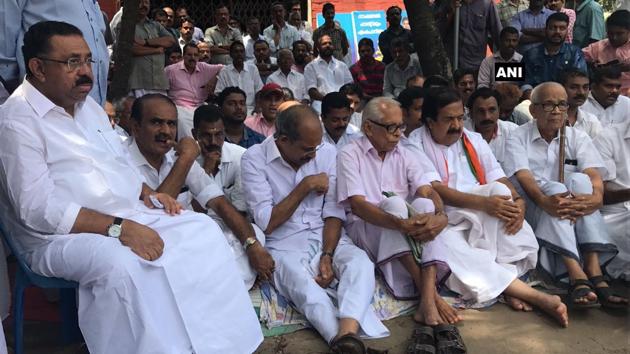 Kerala Congress president MM Hassan and leader of Opposition Ramesh Chennithala stage a hunger strike in Kozhikode demanding peace in the state. (ANI) Kerala Congress president MM Hassan and leader of Opposition Ramesh Chennithala stage a hunger strike in Kozhikode demanding peace in the state. (ANI)
