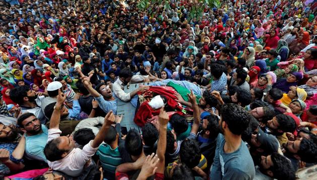 People shout slogans as they gather around the body of Shabir Ahmad Mir, a suspected militant who was killed in a gunbattle with security forces in Pulwama district.(REUTERS)