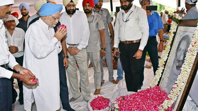 Former Prime Minister Manmohan Singh paying floral tributes at at the bhog ceremony of Rajmata Mohinder Kaur at New Moti Bag Palace in Patiala on Sunday. (Bharat Bhushan/HT Photo) 