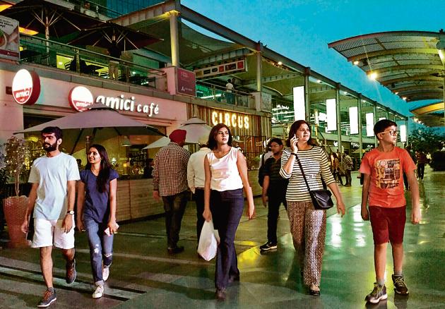 A number of pubs and bars located at CyberHub, Sector 29, MG Road and Sohna Road could face surprise checks.(Sanjeev Verma/HT FILE PHOTO)