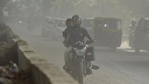 According to traffic officials, the road is used by around 1 lakh commuters every day, to travel to Ghaziabad and industrial areas in sectors 60, 61, 62 and 63. The road has a huge influx of vehicles during the peak hour. (Virendra Singh Gosain/HT PHOTO) According to traffic officials, the road is used by around 1 lakh commuters every day, to travel to Ghaziabad and industrial areas in sectors 60, 61, 62 and 63. The road has a huge influx of vehicles during the peak hour. (Virendra Singh Gosain/HT PHOTO)