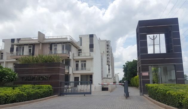 The protesting domestic helps threatened to stop work immediately if their salaries were not increased. (HT PHOTO) The protesting domestic helps threatened to stop work immediately if their salaries were not increased. (HT PHOTO)