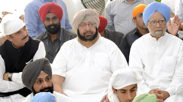 (from left) Congress leader Ghulam Nabi Azad,  Punjab chief minister Captain Amarinder Singh, former Prime Minister Manmohan Singh at the bhog ceremony of Rajmata Mohinder Kaur at New Moti Bag Palace in Patiala on Sunday. (Bharat Bhushan/HT Photo) 