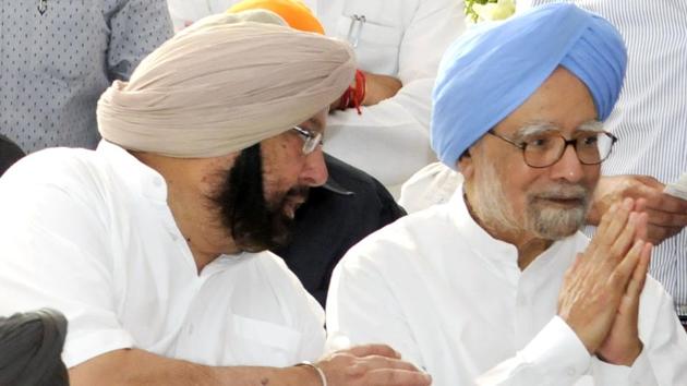 Punjab chief minister captain Amarinder Singh and former Prime Minister Manmohan Singh at the bhog ceremony of Rajmata Mohinder Kaur at New Moti Bag Palace in Patiala on Sunday. (Bharat Bhushan/HT Photo) 