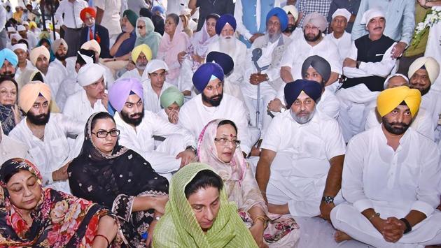 Leaders of various parties at the bhog ceremony of Rajmata Mohinder Kaur at New Moti Bag Palace in Patiala on Sunday. (Bharat Bhushan/HT Photo) 