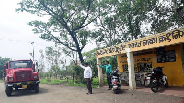 A vehicle entry tax collection booth at Dehu Road cantonment board in Pune.(HT PHOTO)