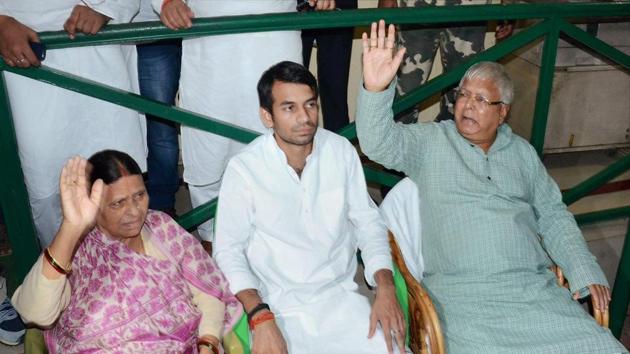 Lalu Asks Jd U S Sharad Yadav To Lead Fight Dissent In Nda Over Cabinet Berths Hindustan Times How sharad yadav managed to relate women, skin colour and to the parliamentary discussion baffle even the most seasoned of bullshitters. lalu asks jd u s sharad yadav to lead