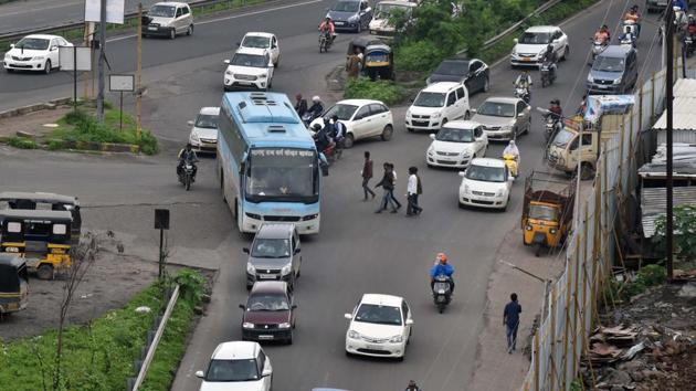 Pedestrians can be seen walking on the road and vehicles come in from all sides at this junction which is an accident-prone spot at Chandani chowk in Pune.(Pratham Gokhale/HT PHOTO)