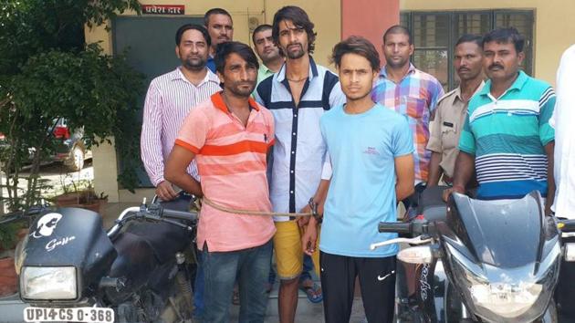 The police recovered two stolen motorcycles, of which they changed the registration numbers and used them in crimes. The police recovered two stolen motorcycles, of which they changed the registration numbers and used them in crimes.