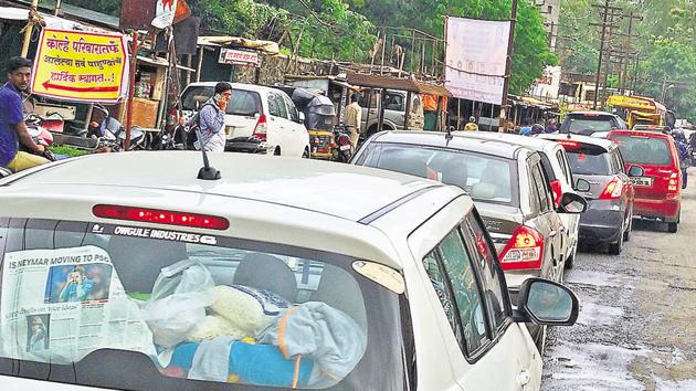 The three kilometre stretch between Nanded city and Khadakwasla dam sees heavy influx of picnic-goers especially on Saturday and Sunday.(HT PHOTO)