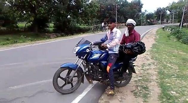 A man in Madhya Pradesh’s Tikamgarh district was forced to carry body of his son on a bike as hospital authorities ‘denied’ him a hearse(HT Photo) A man in Madhya Pradesh’s Tikamgarh district was forced to carry body of his son on a bike as hospital authorities ‘denied’ him a hearse(HT Photo)