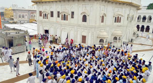 TheSikh priests gathered near the Akal Takht and raised slogans against the SGPC alleging that their demands were repeatedly being ignored by the management. (Sameer Sehgal/HT) TheSikh priests gathered near the Akal Takht and raised slogans against the SGPC alleging that their demands were repeatedly being ignored by the management. (Sameer Sehgal/HT)