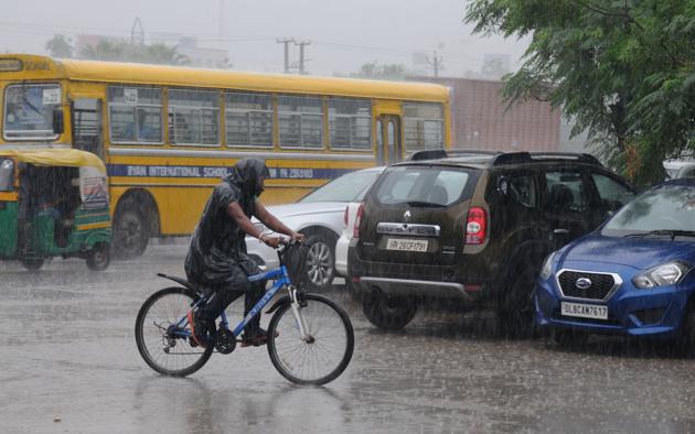 Commuters were caught unawares by the heavy rain in Gurgaon on Monday. (Parveen Kumar/HT PHOTO) Commuters were caught unawares by the heavy rain in Gurgaon on Monday. (Parveen Kumar/HT PHOTO)