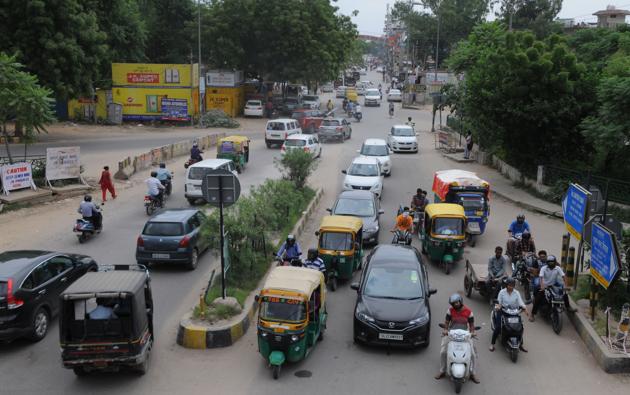 Traffic diversions were enforced and major portions of Jharsa Road were closed on July 24 after cave-ins at two points near the Delhi-Gurgaon Expressway. The cave-ins were blamed on a sewer line burst. (Parveen Kumar/HT PHOTO) Traffic diversions were enforced and major portions of Jharsa Road were closed on July 24 after cave-ins at two points near the Delhi-Gurgaon Expressway. The cave-ins were blamed on a sewer line burst. (Parveen Kumar/HT PHOTO)