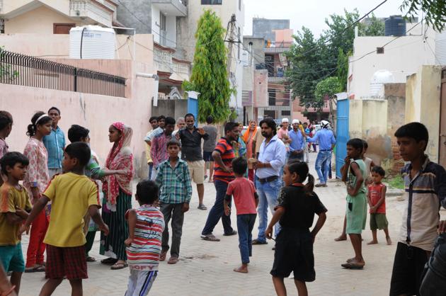 Neighbours of a woman in Devi Lal colony who claimed her hair was mysteriously chopped.(Parveen Kumar/HT PHOTO) Neighbours of a woman in Devi Lal colony who claimed her hair was mysteriously chopped.(Parveen Kumar/HT PHOTO)