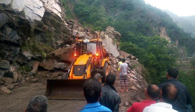 National Highway-58 is closed due to heavy landslide at Kaudiala on Monday. (HT Photo) National Highway-58 is closed due to heavy landslide at Kaudiala on Monday. (HT Photo)