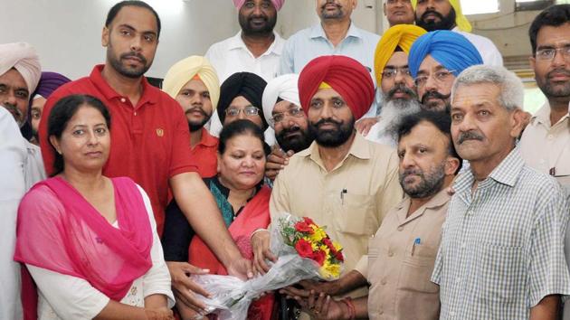 Party workers felicitating Daljeet Singh Grewal (red turban) after his appointment as the Ludhiana City president of the Aam Aadmi Party in Ludhiana on Saturday evening.(HT Photo)
