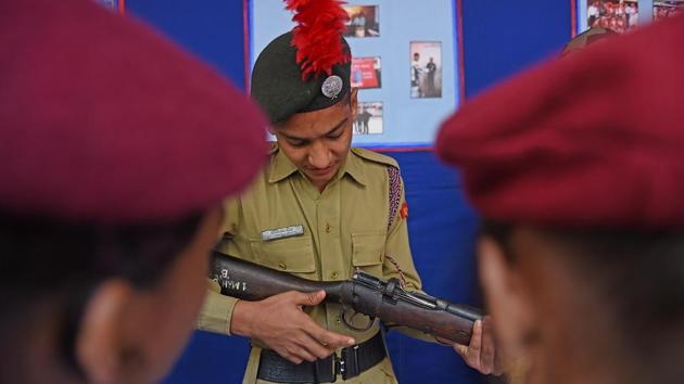 Checking it out. (Satyabrata Tripathy/HT Photo)