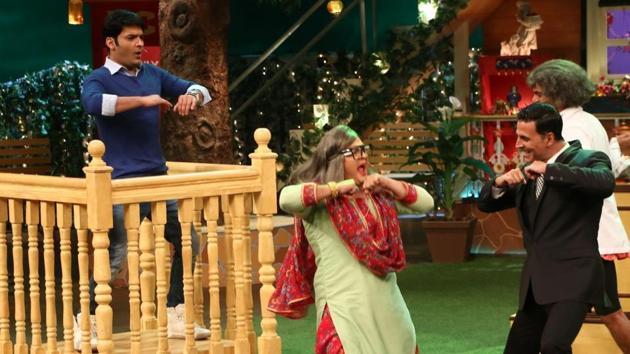 Akshay Kumar and stand-up comedian Ali Asgar during the promotion of Jolly LLB 2 on the sets of The Kapil Sharma Show.(IANS)