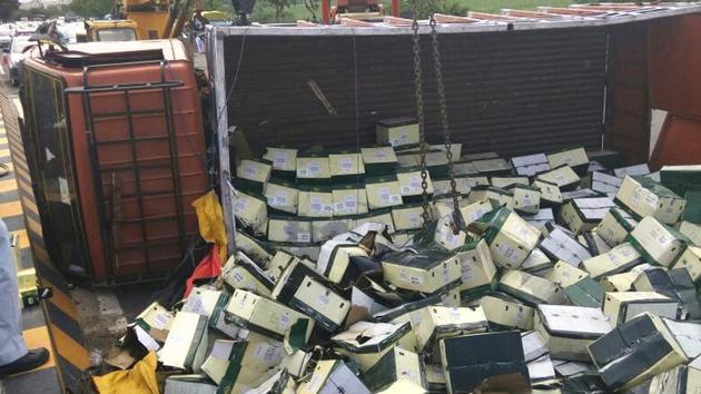 A truck loaded with liquor overturned on DND, triggering a huge traffic jam on Sunday. (HT Photo) A truck loaded with liquor overturned on DND, triggering a huge traffic jam on Sunday. (HT Photo)