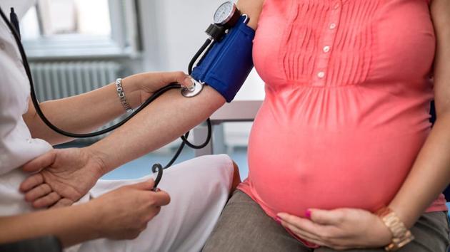 Overweight, obese or diabetic pregnant women have an increased risk of giving birth to a baby with less mature lungs than babies of normal weight pregnancies.(Shutterstock)