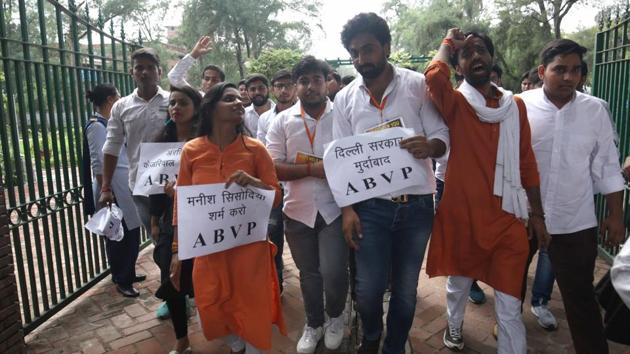 Members of the Akhil Vidyarthi Parishad (ABVP) and Delhi University Students’ Union (DUSU) protested outside Arts Faculty in North Campus against Delhi government’s decision to stop funding to 28 DU colleges. (Arun Sharma/HT Photo) Members of the Akhil Vidyarthi Parishad (ABVP) and Delhi University Students’ Union (DUSU) protested outside Arts Faculty in North Campus against Delhi government’s decision to stop funding to 28 DU colleges. (Arun Sharma/HT Photo)