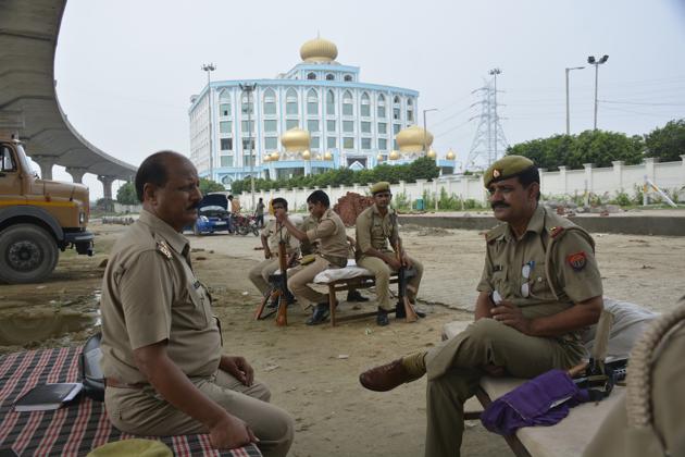 The police have also named the involvement of 300-400 unidentified persons for inciting violence near ‘Ala Hazrat Haj House’ on Monday night. (Sakib Ali/HT Photo) The police have also named the involvement of 300-400 unidentified persons for inciting violence near ‘Ala Hazrat Haj House’ on Monday night. (Sakib Ali/HT Photo)