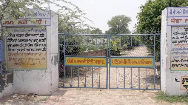 Four months into the new academic session, not a single student of around 1 lakh strength enrolled in government schools in border districts has received the full set of text books. (HT File) Four months into the new academic session, not a single student of around 1 lakh strength enrolled in government schools in border districts has received the full set of text books. (HT File)