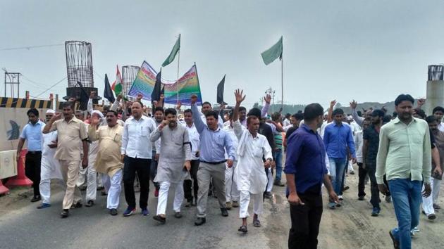 The farmers of Bil Akbarpur village marched to Dadri tehsil and asked the administration for an unconditional release of the farmers. The farmers of Bil Akbarpur village marched to Dadri tehsil and asked the administration for an unconditional release of the farmers.