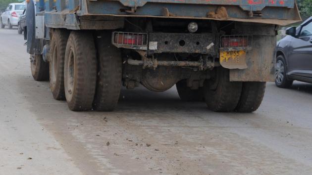 Trucks carrying material to the three sites were found to have mud on the tyres, which a violation of environment norms. (Parveen Kumar/HT) Trucks carrying material to the three sites were found to have mud on the tyres, which a violation of environment norms. (Parveen Kumar/HT)