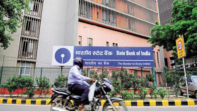 SBI on Monday cut savings account rate for deposits up to Rs 1 crore by 50 bps.(Livemint)