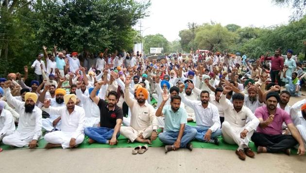 The Akalis did not lift he blockade of the road, till superintendent of police (SP-H) Harinder Singh told that two accused have been arrested and remaining will also be nabbed soon. (HT Photo) The Akalis did not lift he blockade of the road, till superintendent of police (SP-H) Harinder Singh told that two accused have been arrested and remaining will also be nabbed soon. (HT Photo)