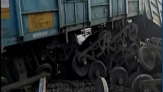 Sixteen wagons of a goods train derailed on Mughalsarai-Howrah railway line.(ANI Twitter)